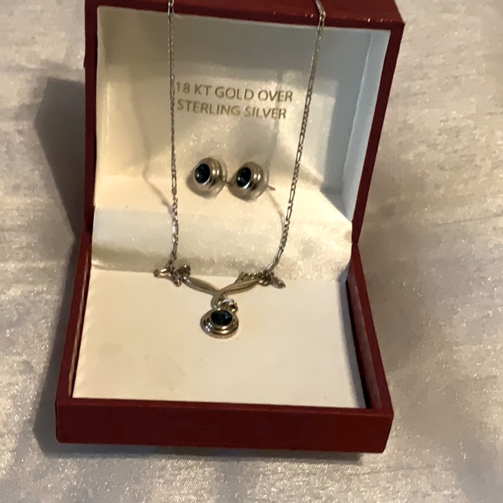 💰 18 KT gold over sterling silver earrings and necklace set.